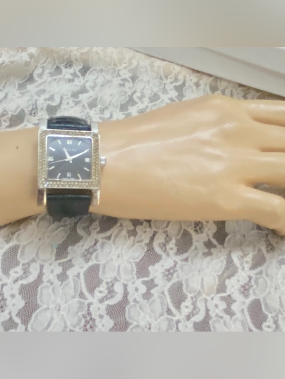 Gucci 80112 Swiss Made, Quartz Silver Tone with Rhinestones Unisex Watch